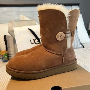 Women’s short Bailey button Uggs